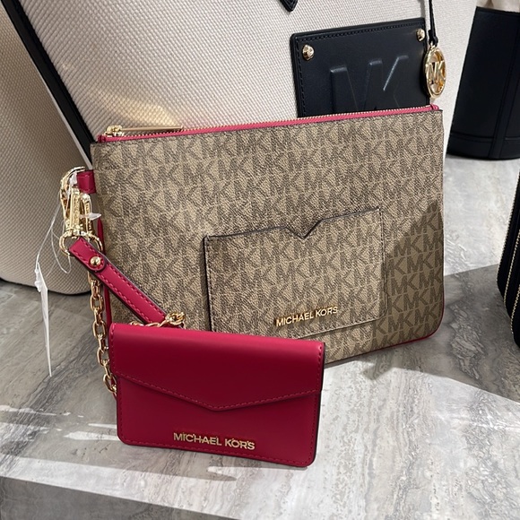 MICHAEL KORS JET SET ITEM LG 2 in 1 CARD CASE & WRISTLET
Carmine Pink
NWT - Picture 1 of 16